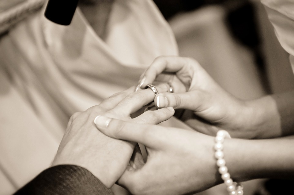 couple using ring